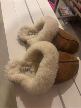 UGG Kids Chestnut Suede Slipper with Cream Sheepskin Cuff